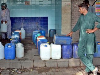 APP13-30
FAISALABAD: September 30 - People filling their pots with drinking water from a filtration plant. APP photo by Tasawar Abbas