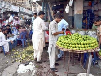 APP15-30
FAISALABAD: September 30 - A vendor displaying season fruit (Mittha) to attract the customers at Jhang Bazaar. APP photo by Muhammad Waseem